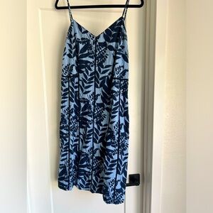 Slim Fitting midi dress.